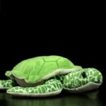 peluche verte tortue de mer dans un fond noir