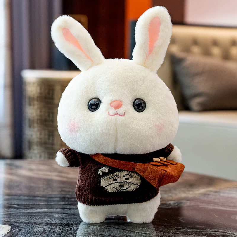 Une peluche lapin marron sur un plan de table en marbre.