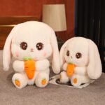 Deux peluches lapin sur un tapis gris.