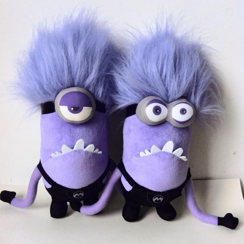 Peluches minions violettes posées sur un fond en beige.