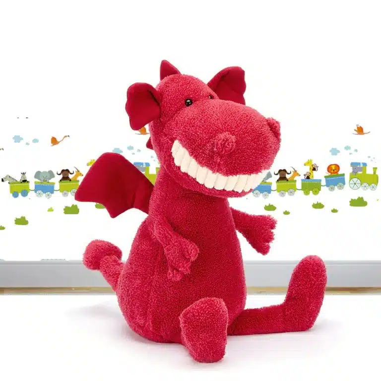 peluche dragon rouge dans un fond blanc