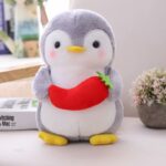 Petit pingouin flou peluche gris doux sur un canapé beige