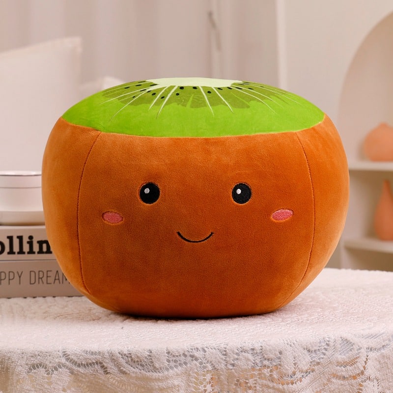 Peluche kiwi douce à motif de visage souriant sur une table