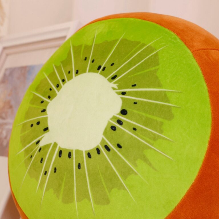 Peluche kiwi douce à motif de visage souriant dans un fond de maison