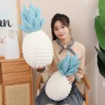 Peluche Ananas géant blanc en deux pièces porté par une femme