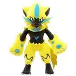 Peluche Zeraora attachante jaune devant un arrière plan blanc.