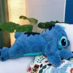 Peluche Stitch Bleu allongé sur une canapé