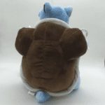 Peluche Tortank canon bleu devant un arrière plan blanc.