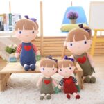 Peluche bébé douce pour dormir sur une table en bois.