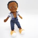 Poupée peluche brune en tissu dans un fond blanc