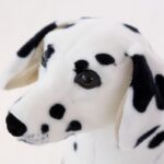 Peluche chien Dalmatien réaliste noir et blanc de près.