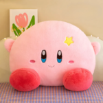 Peluche pour dormir Kirby kawaii rose sur une nappe à carreaux