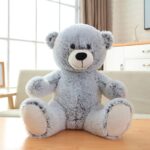 Nounours gris clair doux pour adulte sur une table en bois