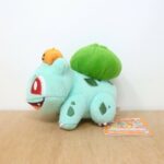 Peluche Pokémon bulbizarre adorable dans un arrière plan blanc