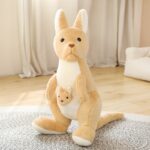 Peluche kangourou jaune kawaii sur un tapis gris.