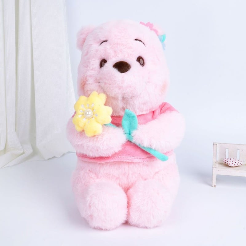 Peluche Winnie l'ourson dans un espace blanc