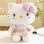 Peluche Hello kitty géante moelleuse sur une table blanche