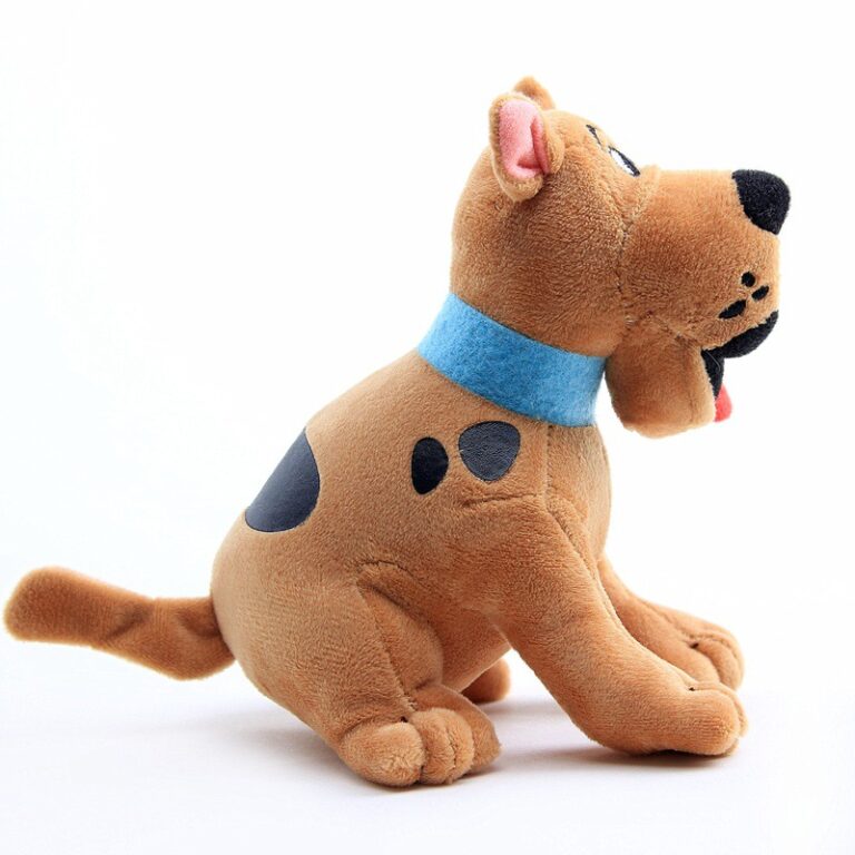 Peluche chien Scooby Doo marron devant un arrière plan blanc.