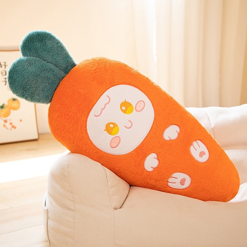 Peluche carotte orange sur canapé