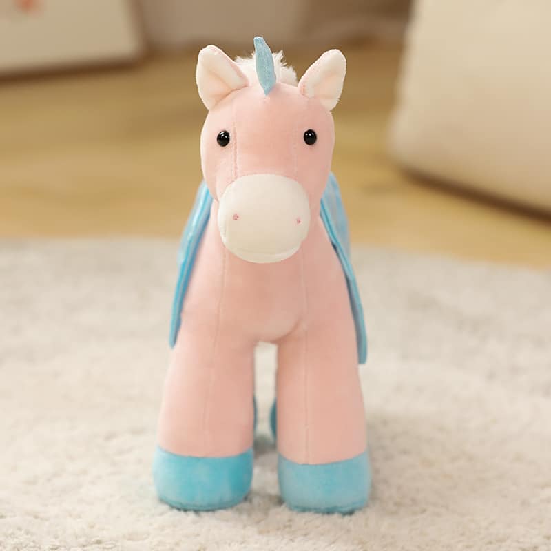 Peluche licorne bleue sur un tapis blanc