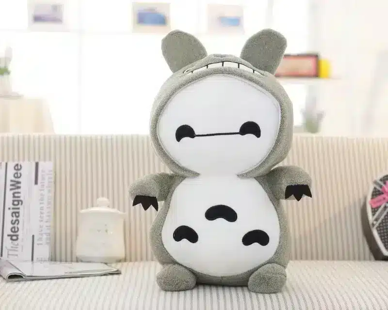 La peluche Totoro Baymax sur un canapé