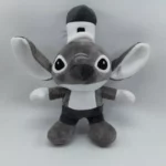 Peluche Stitch noire avec un short noir, une toque bicolore et des gants de Mickey.