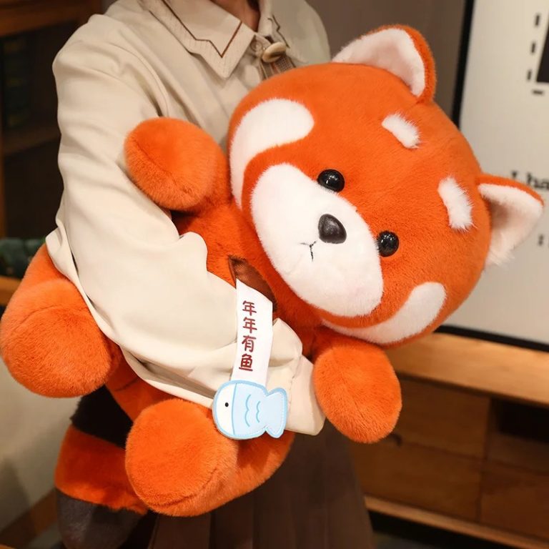Une grande peluche panda roux portée par une personne