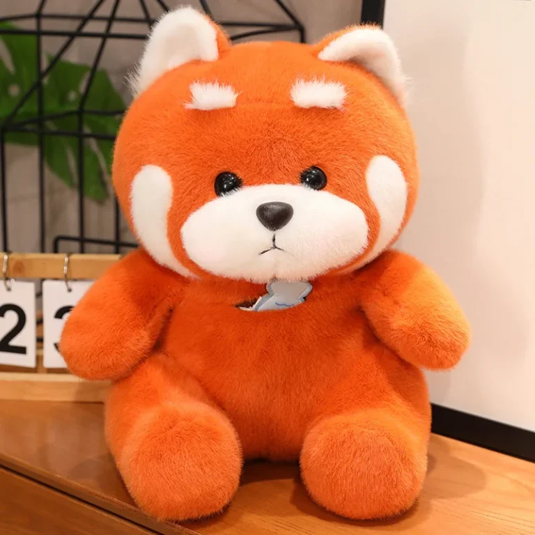Peluche panda roux assise sur un support en bois